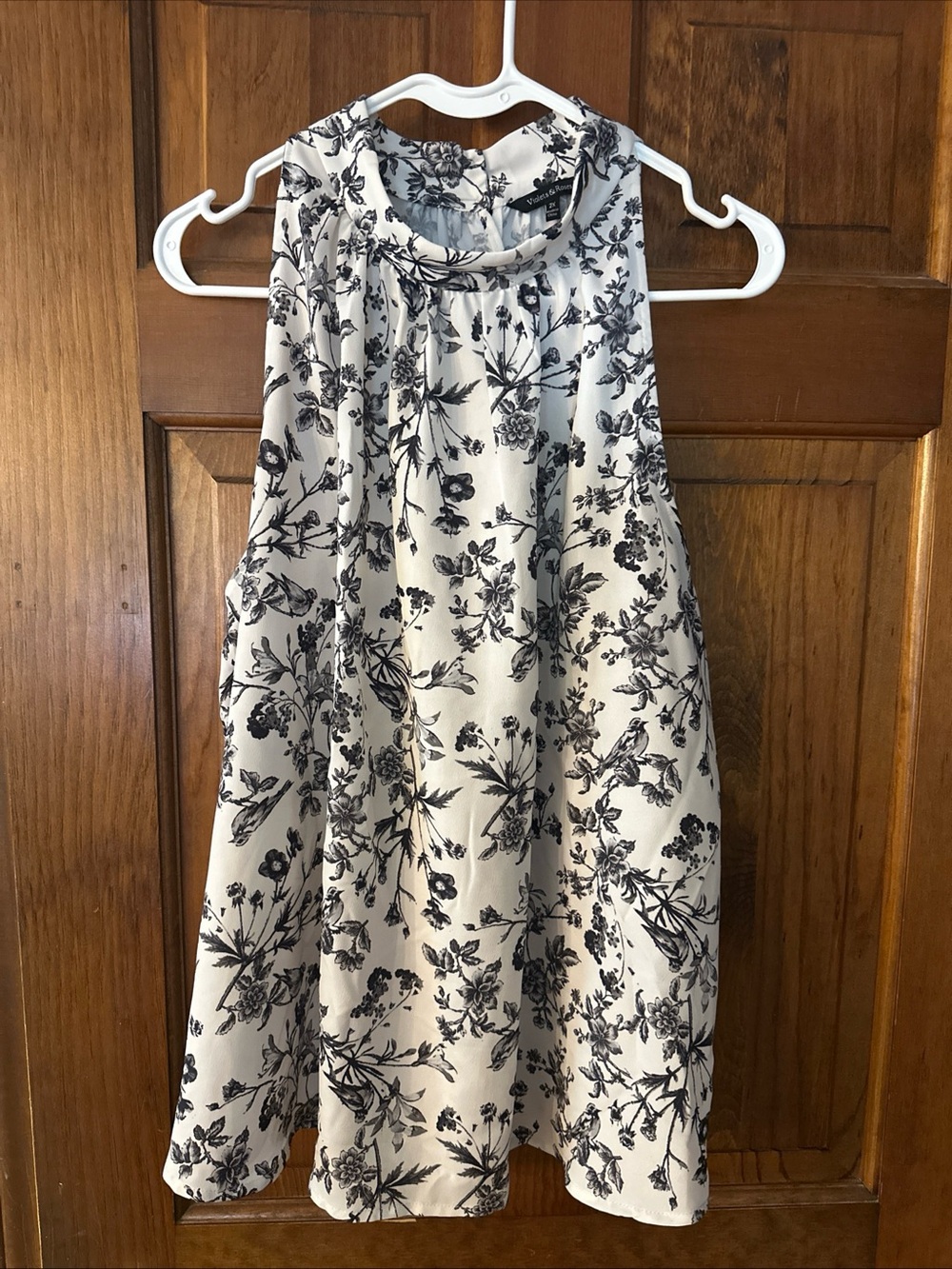 Violets & Roses Womens Size 2X Ivory Black Floral Sleeveless Blouse